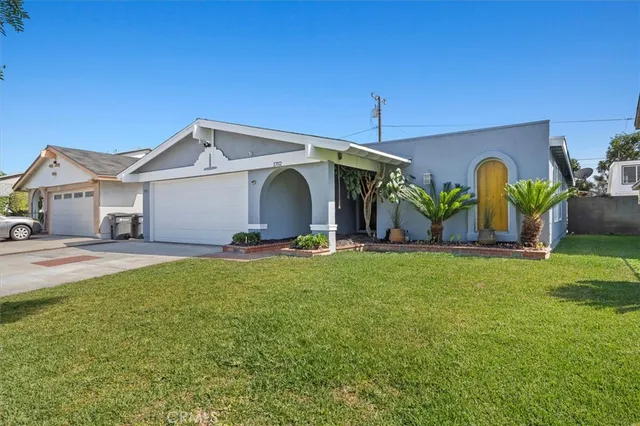 a view of a house with backyard and porch