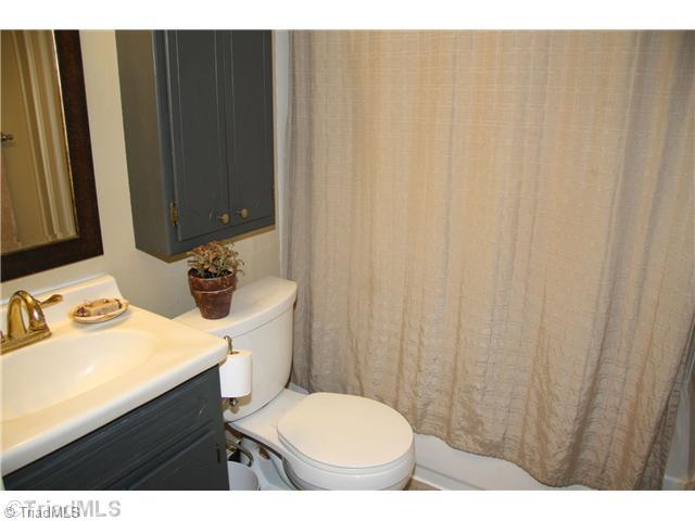 1421 Ritters Lake Road Greensboro, NC 27406 - Photo 11 of 16 Bath.