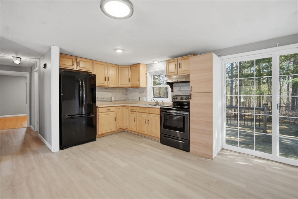 239 Hanson Drive Springfield, MA 01128 - Photo 3 of 26