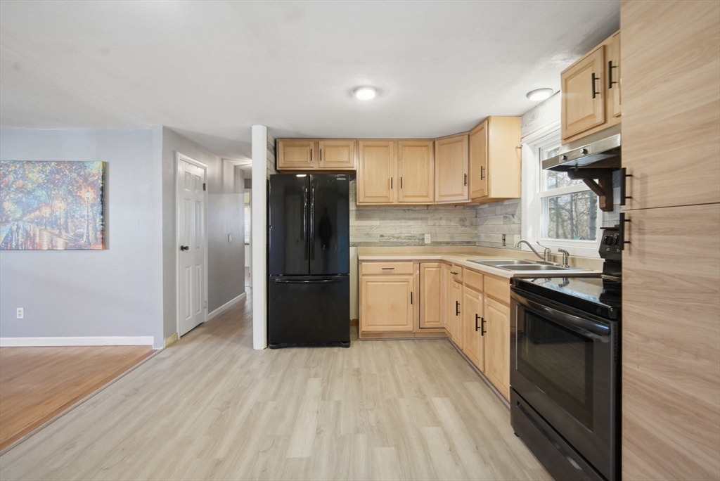 239 Hanson Drive Springfield, MA 01128 - Photo 5 of 26