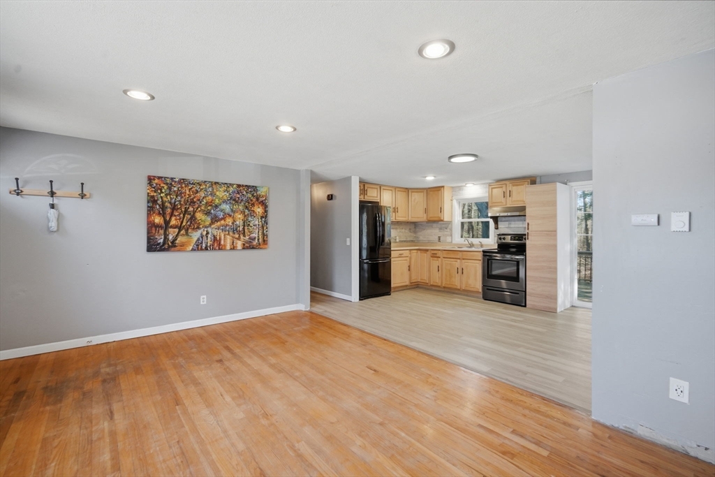 239 Hanson Drive Springfield, MA 01128 - Photo 9 of 26