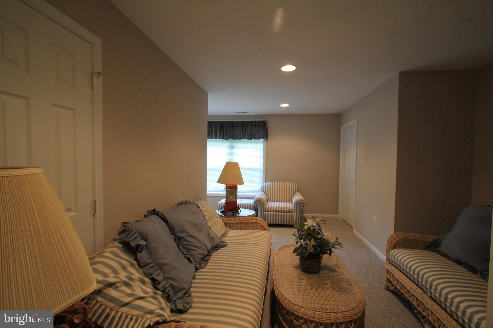 2850 Dunleigh Drive Dunkirk, MD 20754 - Photo 22 of 26 a living room with furniture and a lamp
