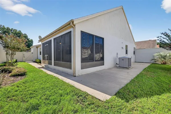 a view of a house with backyard and garden