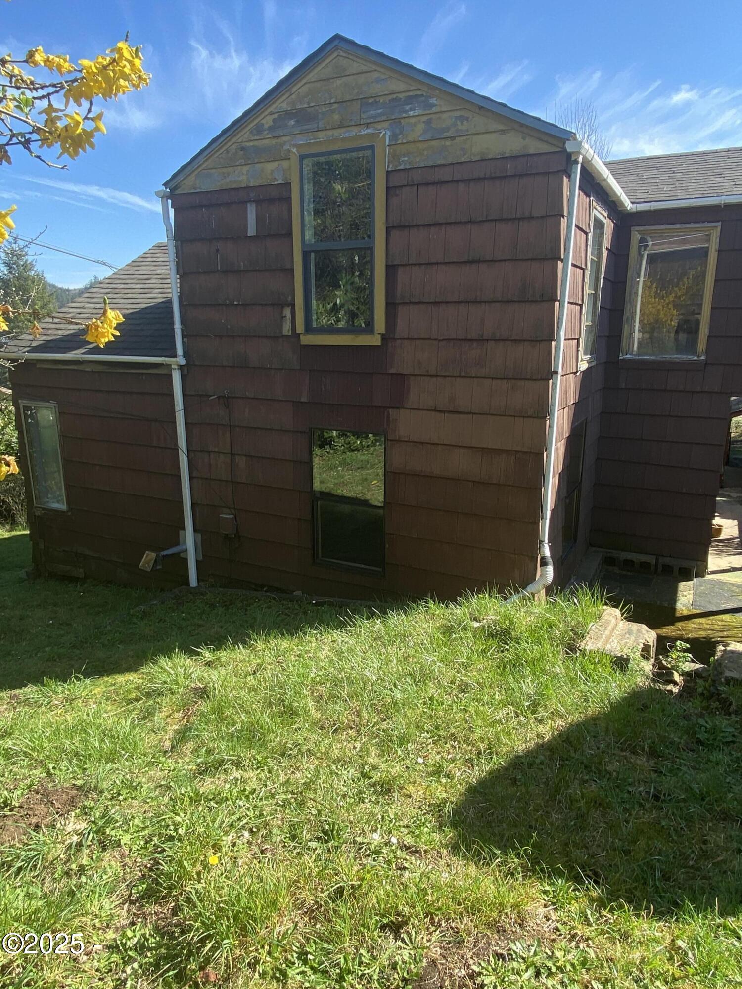 811 Southeast 7th Street Toledo, OR 97391 - Photo 7 of 36 Back yard
