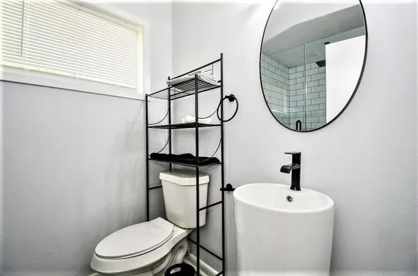 $2,000 | 2404 Oaks Drive, Pasadena, TX 77502