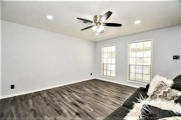 $2,000 | 2404 Oaks Drive, Pasadena, TX 77502