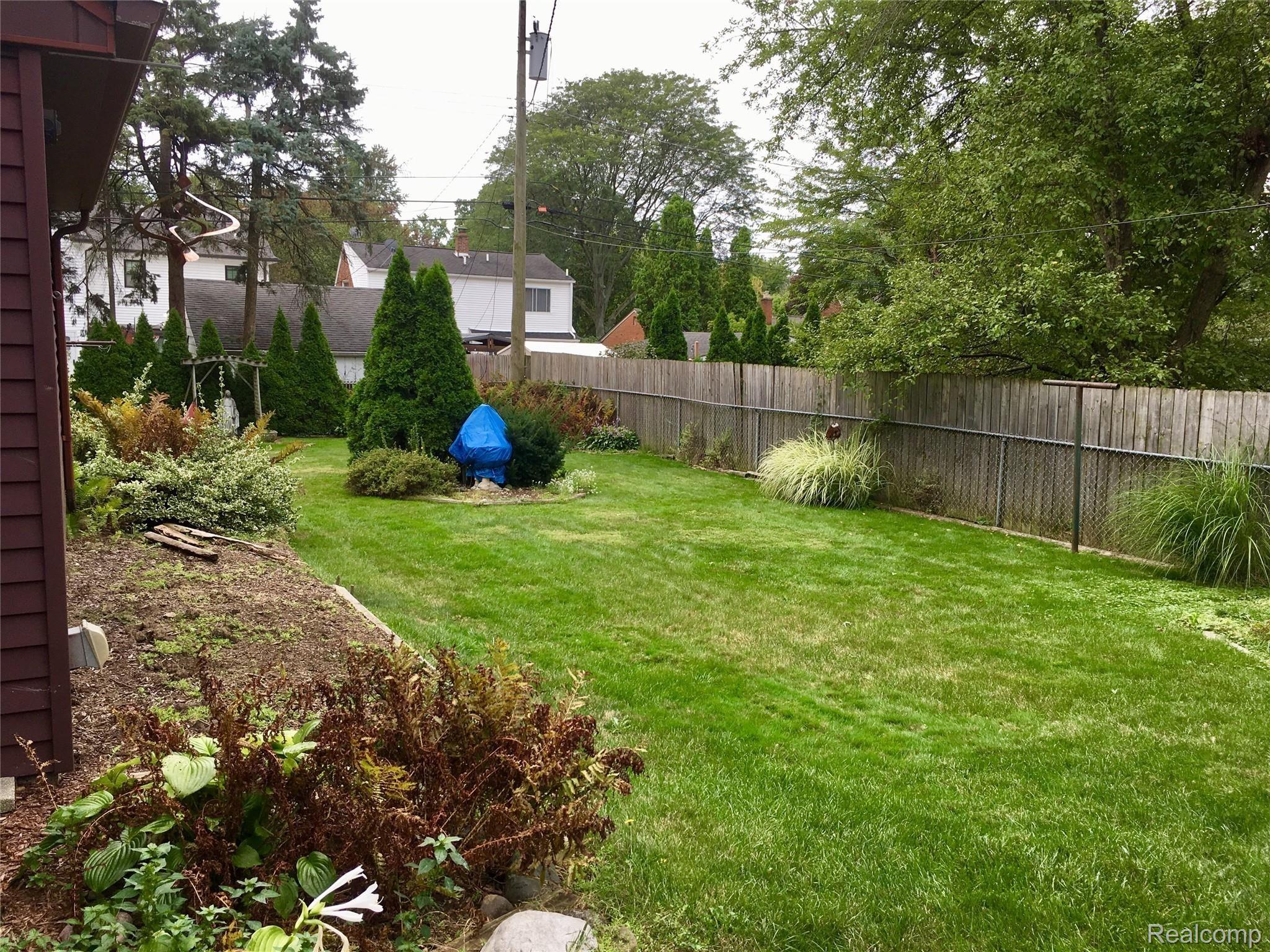 329 West Webster Road Royal Oak, MI 48073 - Photo 10 of 43 F615C643-87E1-45CE-90FC-82DEE5B44AC0.jpeg