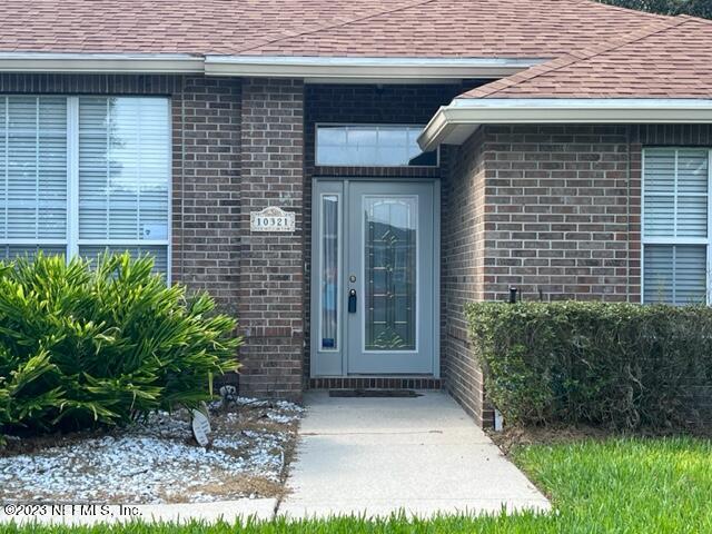 10321 Sugar Grove Road Jacksonville, FL 32221 - Photo 4 of 34 a front view of a house with garden