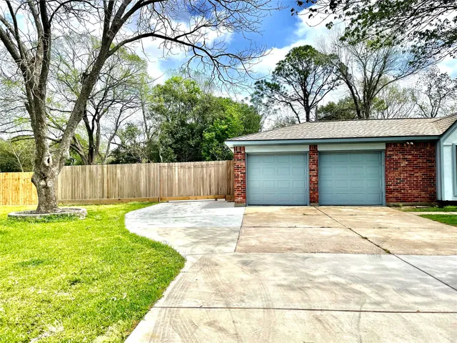 $2,100 | 2507 Lynn Drive, Pearland, TX 77581