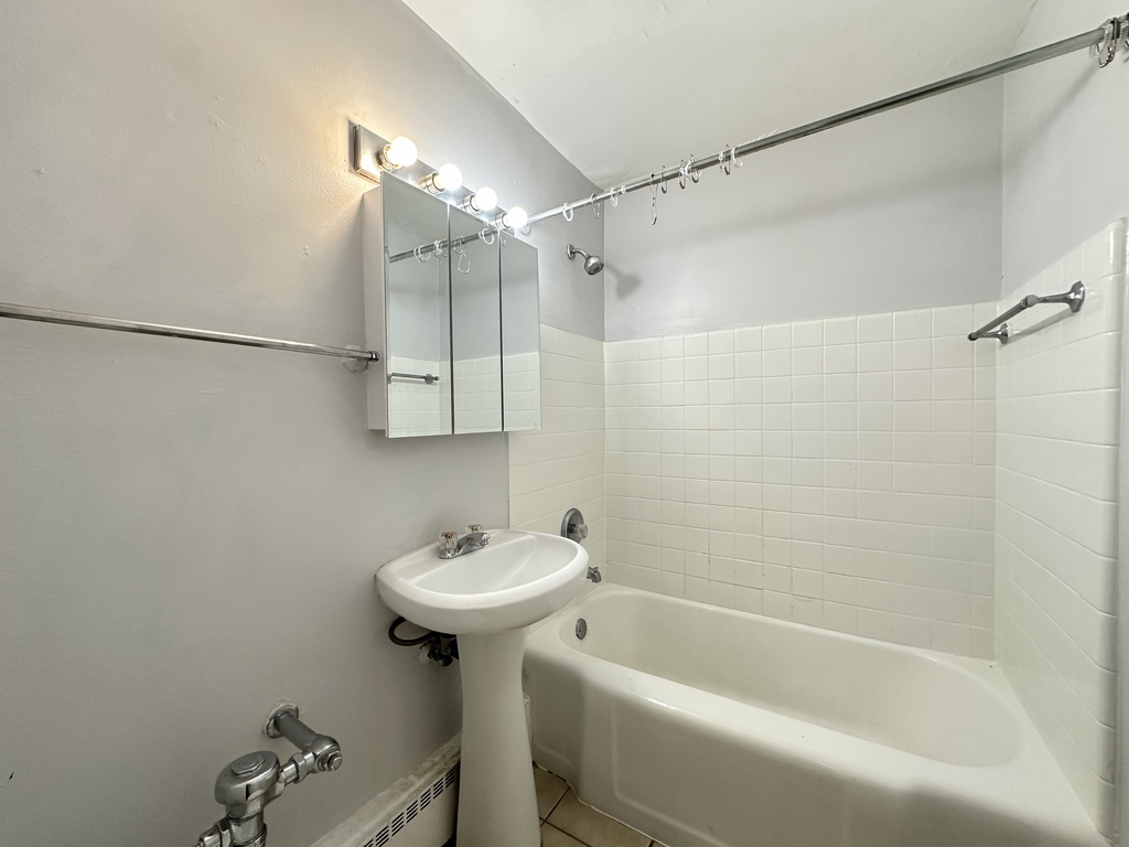 1040 West Hollywood Avenue, Unit 520 Chicago, IL 60660 - Photo 17 of 20 a bathroom with a sink a bath tub and shower