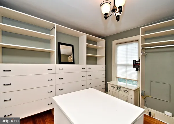 a view of a pathway both side of white house