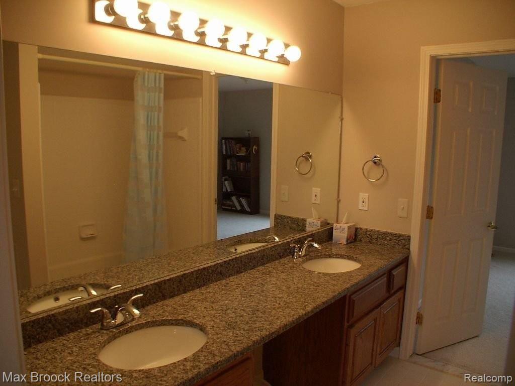 2986 Pheasant Ring Court Rochester, MI 48309 - Photo 26 of 29 Jack & Jill bath