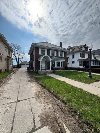$2,300 | 117 Humboldt Parkway, Unit A, Buffalo, NY 14214