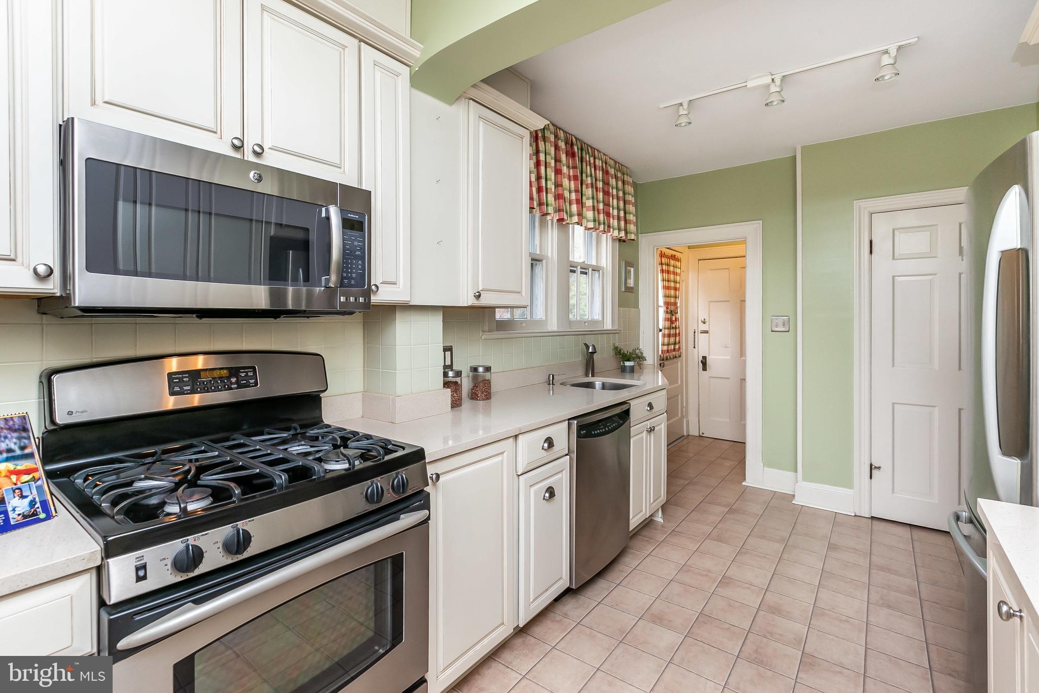 2232 Crest Road Baltimore, MD 21209 - Photo 11 of 46 Gallery Image 11