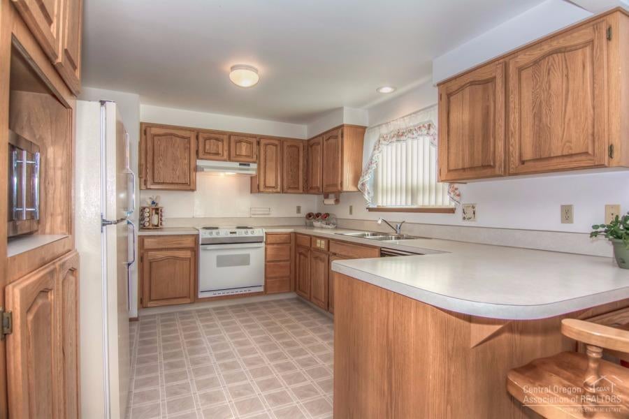 12601 Southeast Bridge Road Prineville, OR 97754 - Photo 13 of 25 Kitchen - approximately 13' x 11'