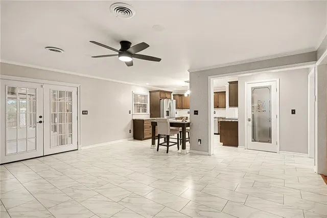 a view of a livingroom with furniture and a ceiling fan