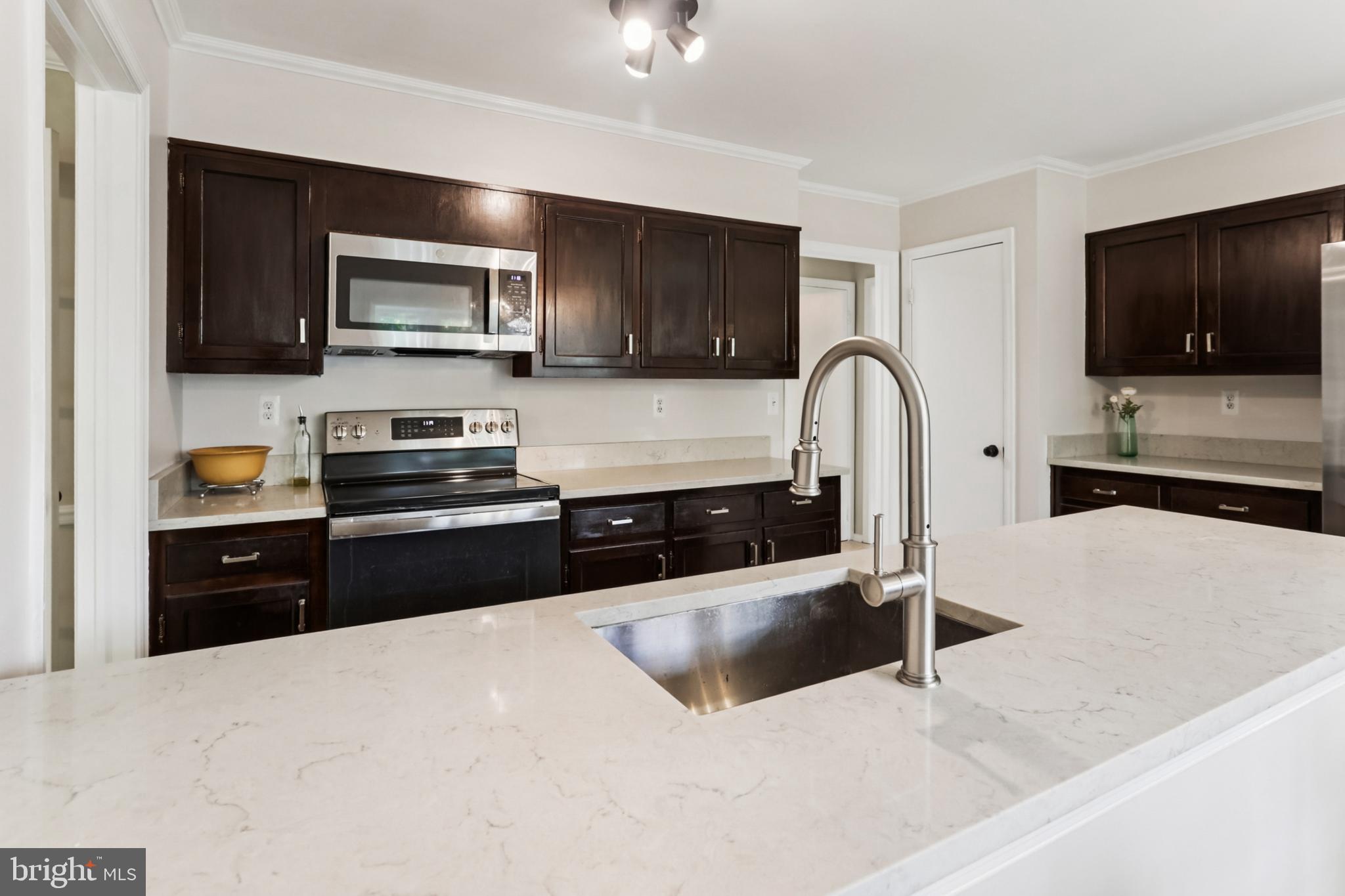 10233 Gainsborough Road Potomac, MD 20854 - Photo 11 of 50