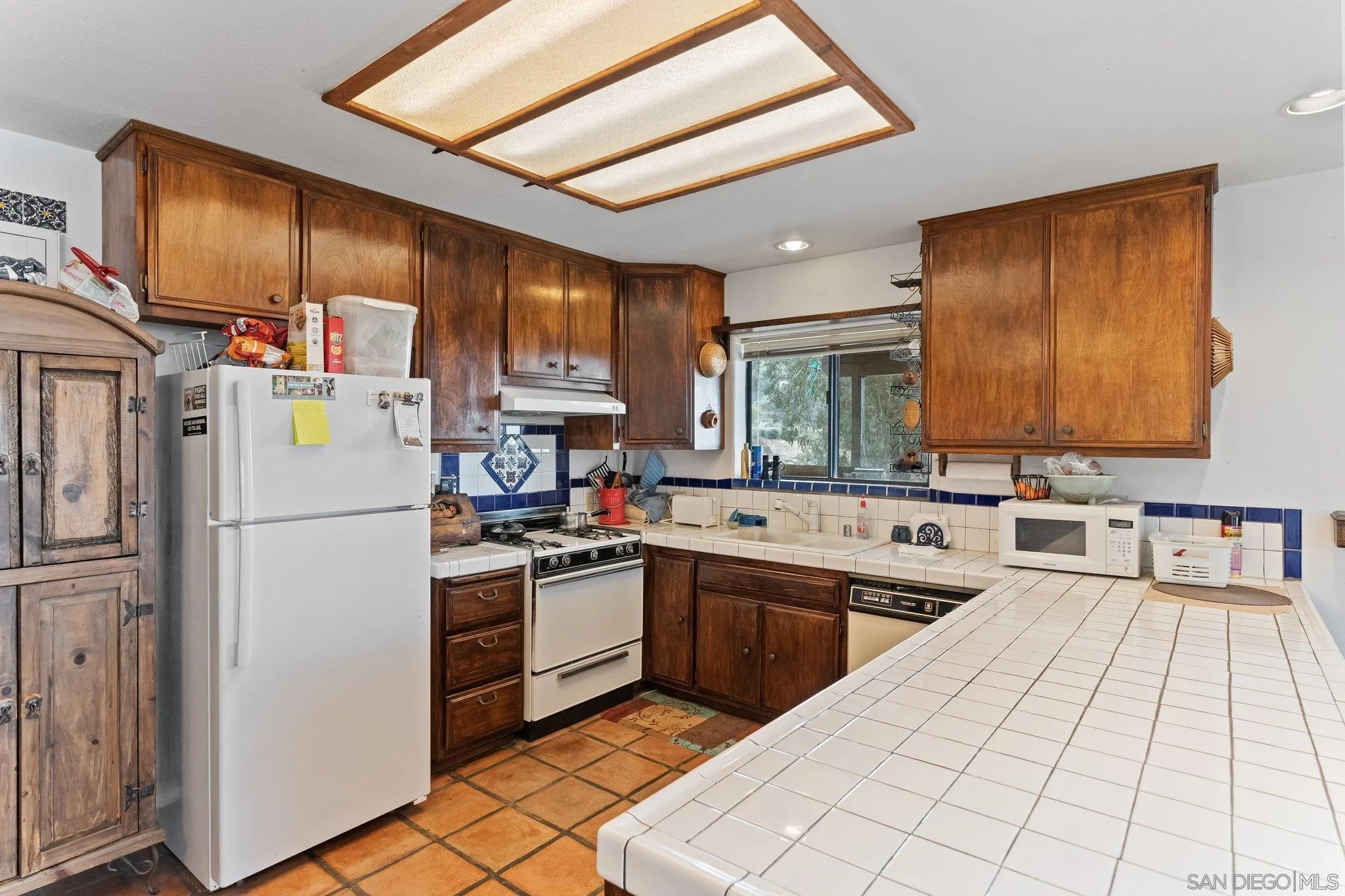 9202 Moon Ridge Road Fallbrook, CA 92028 - Photo 19 of 44 a kitchen with a sink appliances and cabinets