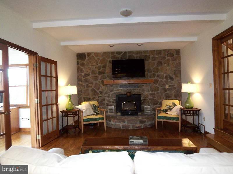 1602 Pious Ridge Road Berkeley Springs, WV 25411 - Photo 17 of 30 Family Room