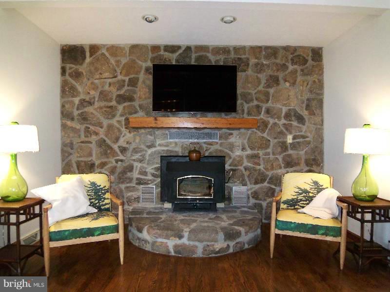 1602 Pious Ridge Road Berkeley Springs, WV 25411 - Photo 4 of 30 Family Room
