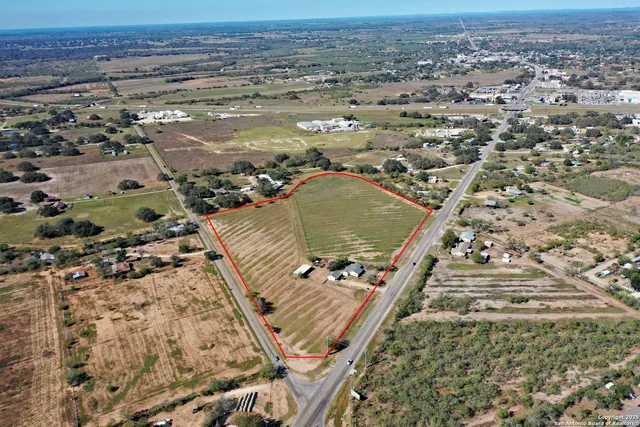 $665,000 | 461 Highway 173, Devine, TX 78016