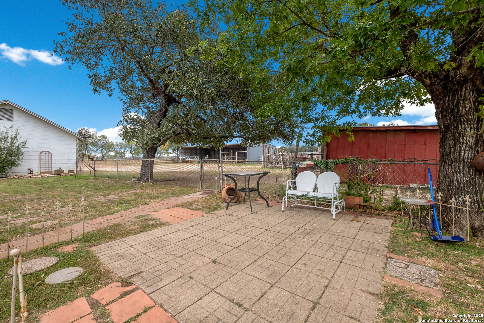 461 Highway 173 Devine, TX 78016 - Photo 20 of 27 a backyard of a house with table and chairs