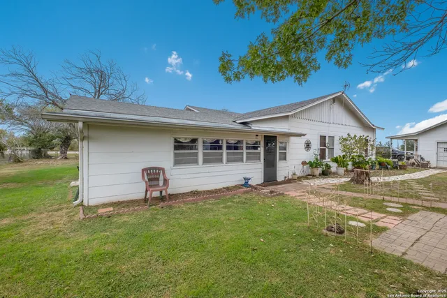 $665,000 | 461 Highway 173, Devine, TX 78016