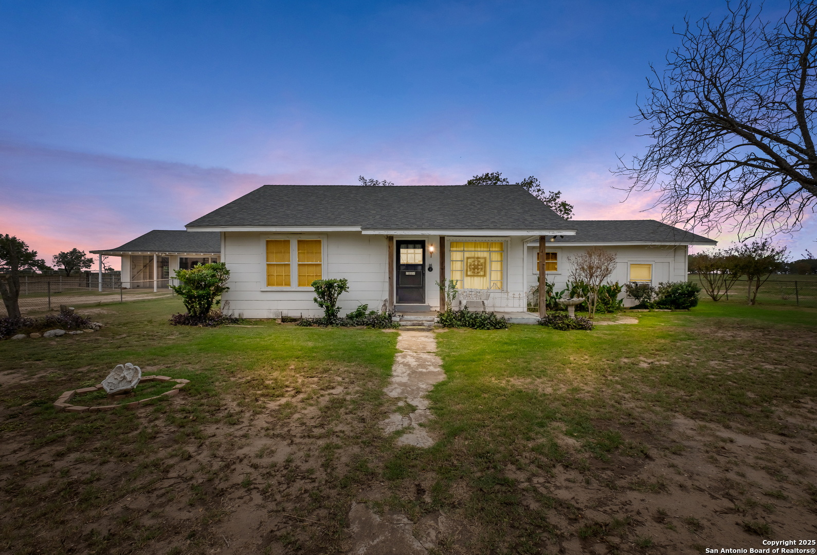 461 Highway 173 Devine, TX 78016 - Photo 4 of 27 a front view of a house with a garden