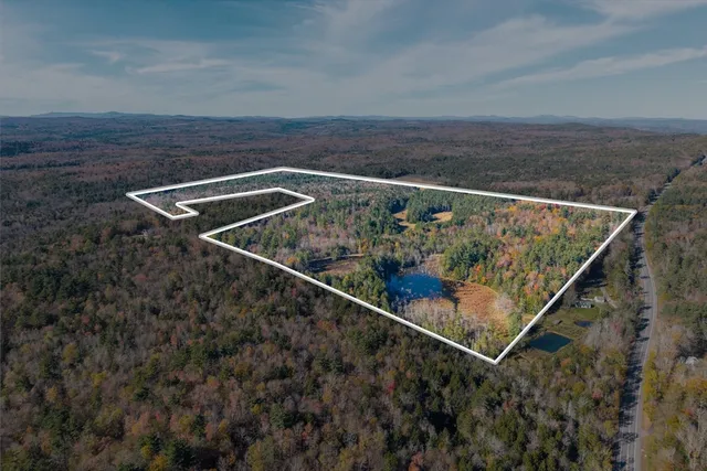 a view of roof with a yard