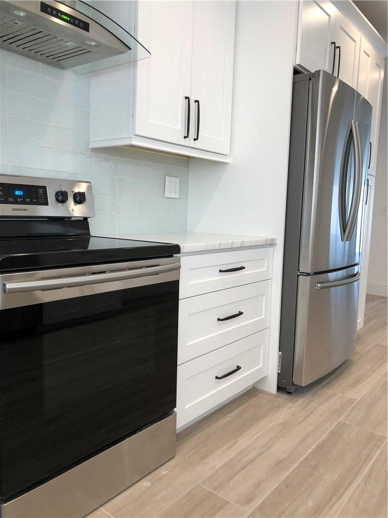 1230 Mulberry Way Boca Raton, FL 33486 - Photo 6 of 31 a kitchen with appliances and cabinets