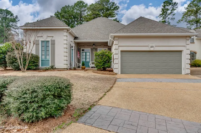 $370,000 | 221 Bayview Drive, Madison, MS 39110