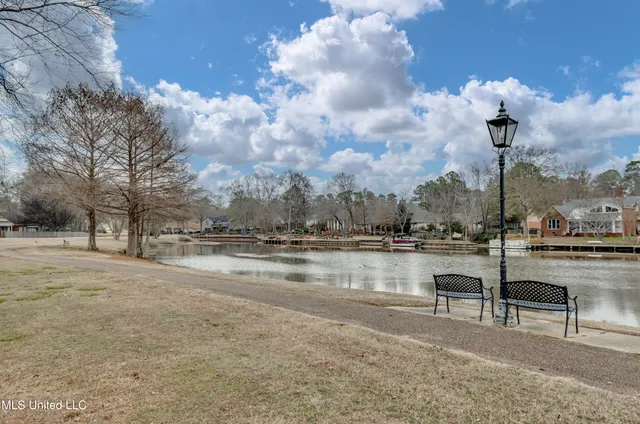 $370,000 | 221 Bayview Drive, Madison, MS 39110