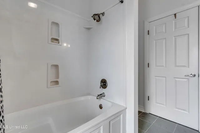 $370,000 | 221 Bayview Drive, Madison, MS 39110