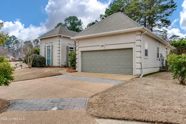 $370,000 | 221 Bayview Drive, Madison, MS 39110