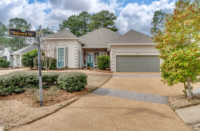 $370,000 | 221 Bayview Drive, Madison, MS 39110