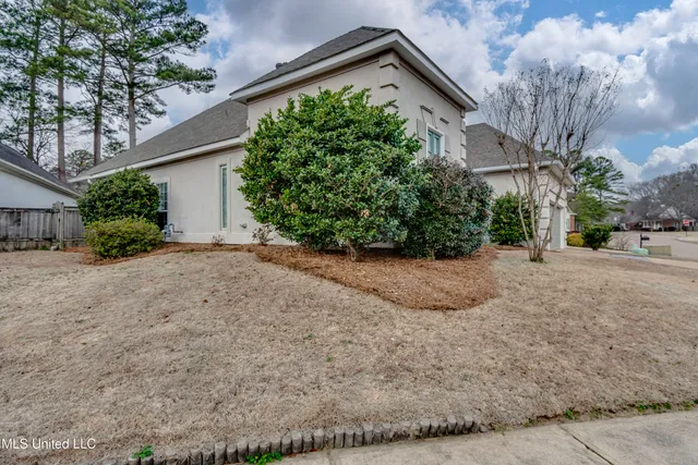 $370,000 | 221 Bayview Drive, Madison, MS 39110