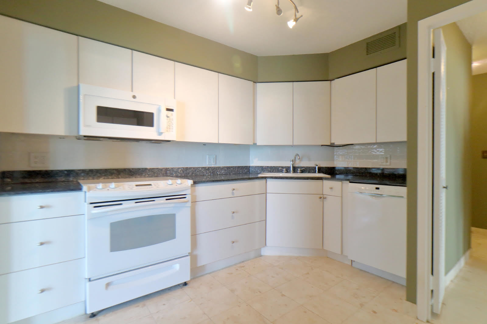 6033 North Sheridan Road, Unit 9B Chicago, IL 60660 - Photo 10 of 30 Gallery Image 10