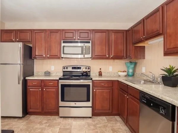 $1,965 | 25 Greenview Drive, Manchester, NH 03102