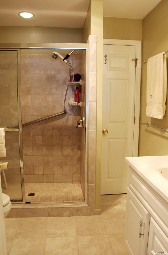 8234 Riverside Drive Brighton, MI 48116 - Photo 20 of 35 1st Floor Master Ensuite Full Ceramic Bath.jpg