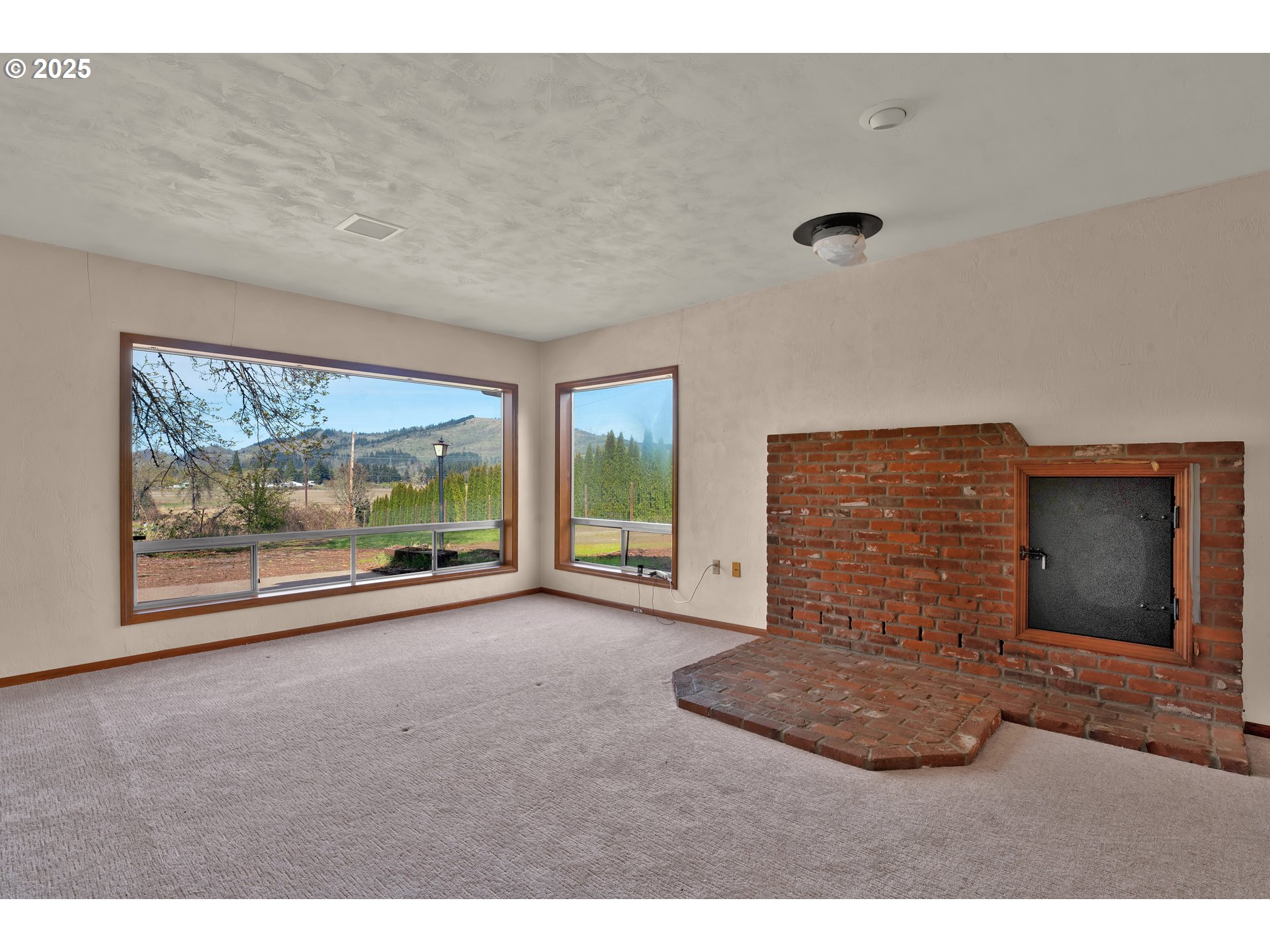 34520 Mathews Road Eugene, OR 97405 - Photo 16 of 42 a view of a windows and an entryway