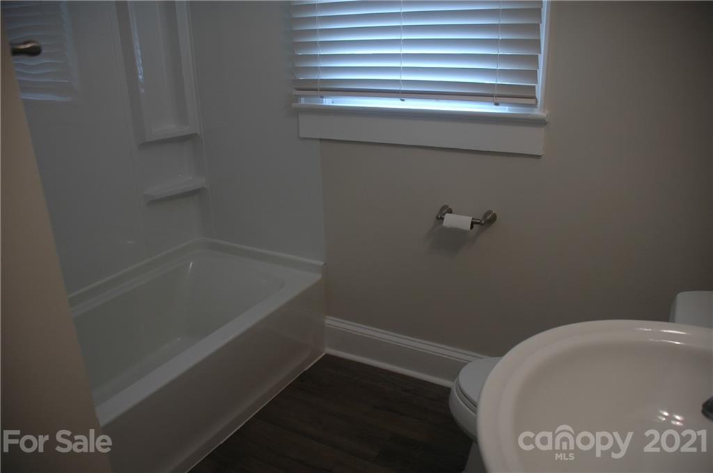 521 Gray Drive Charlotte, NC 28213 - Photo 14 of 34 a bathroom with a bathtub