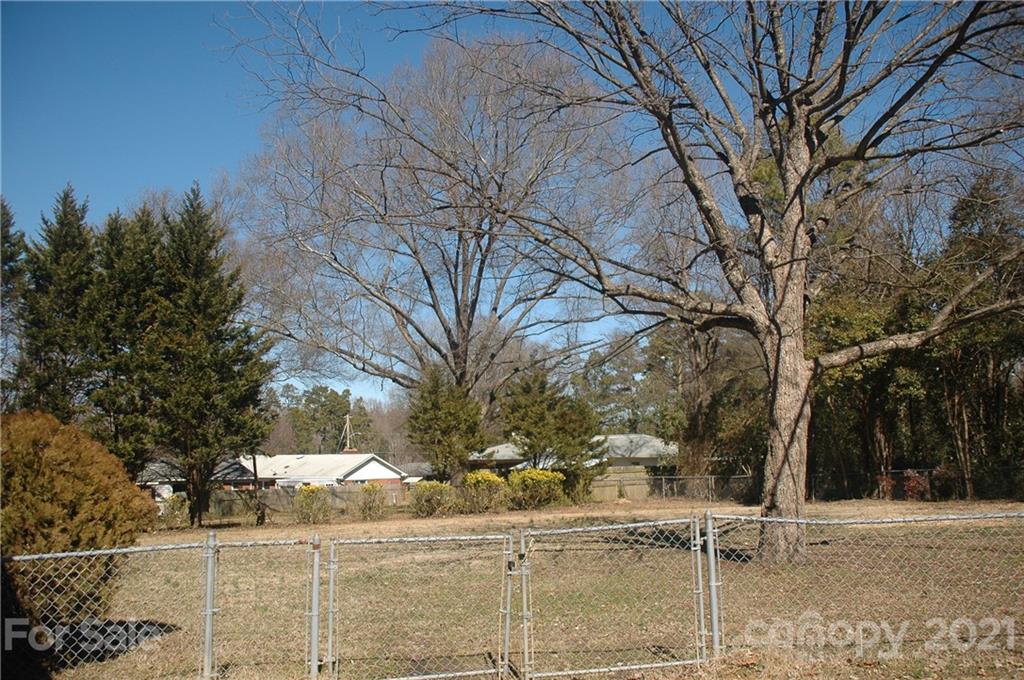 521 Gray Drive Charlotte, NC 28213 - Photo 25 of 34 a backyard of a house with lots of green space