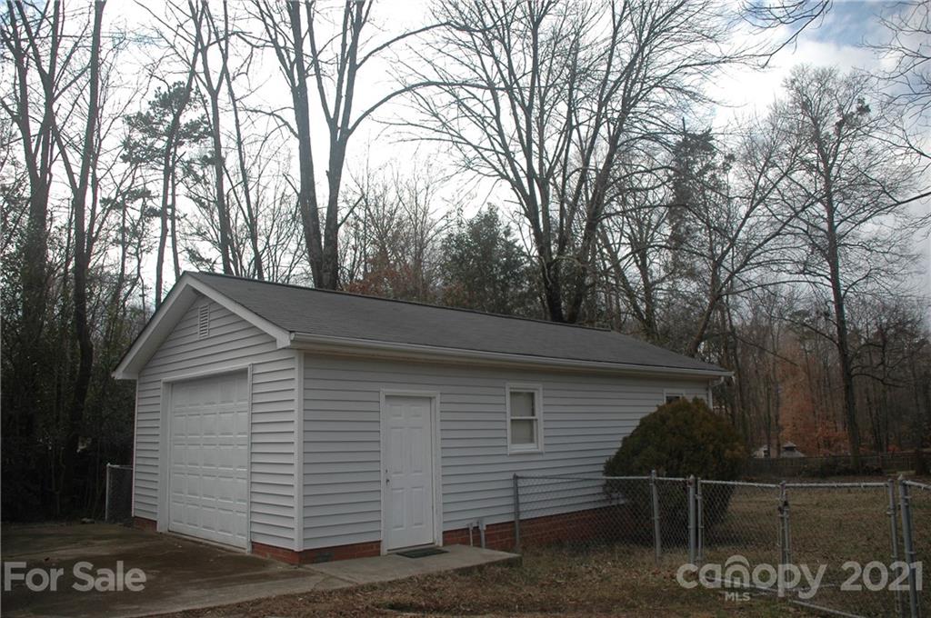 521 Gray Drive Charlotte, NC 28213 - Photo 30 of 34 a backyard of a house