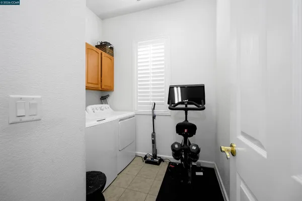 a view of entryway with livingroom