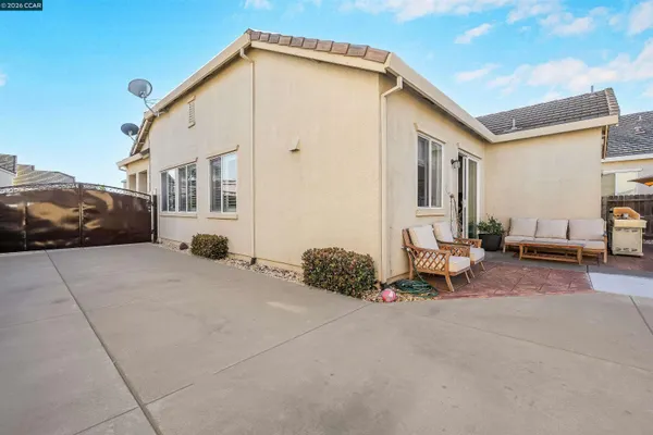 a entryway view with a outdoor space