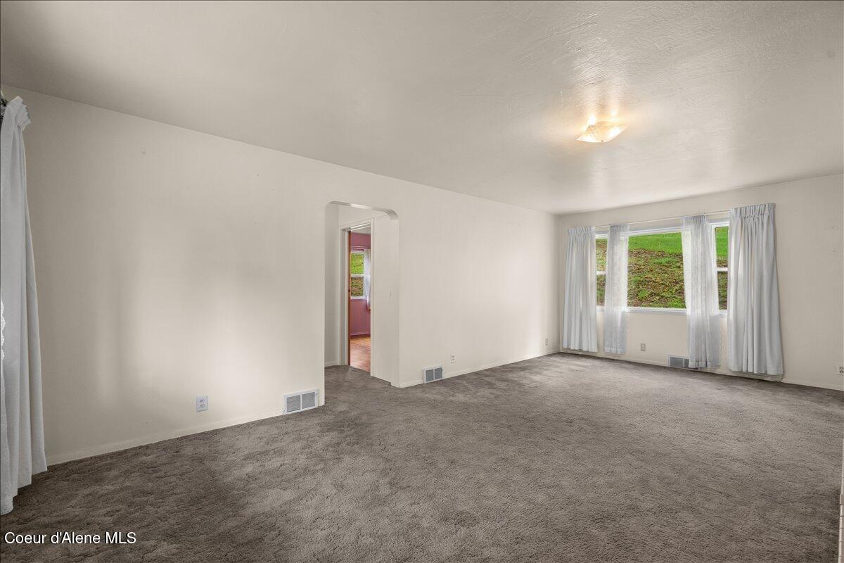 2122 Nine Mile Road, Unit B Wallace, ID 83873 - Photo 10 of 41 09-Family Room