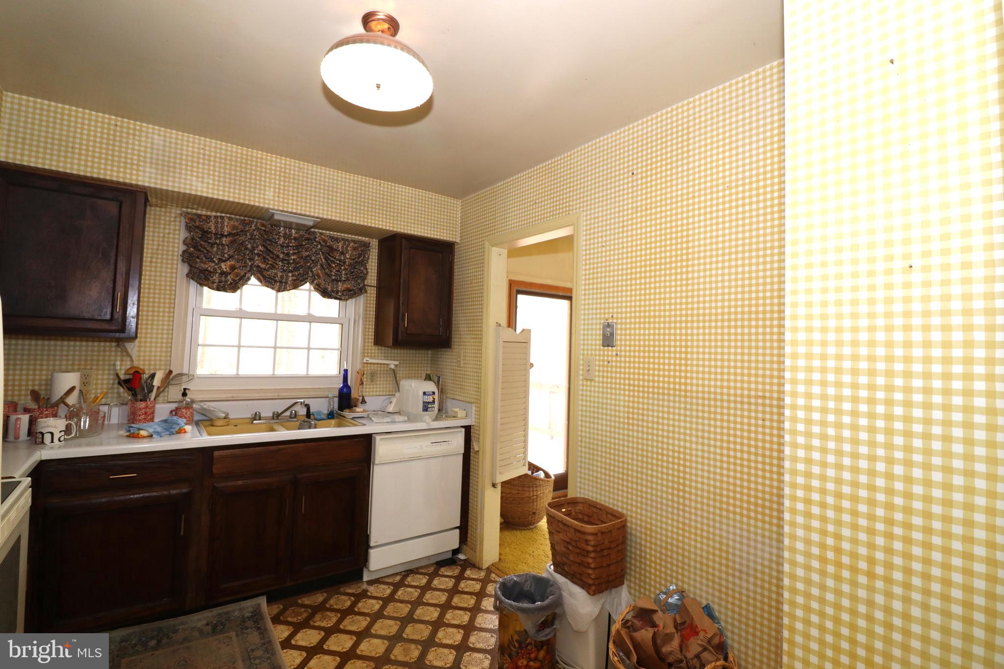 9305 Lees Ridge Road Warrenton, VA 20186 - Photo 11 of 40 Kitchen has room for table