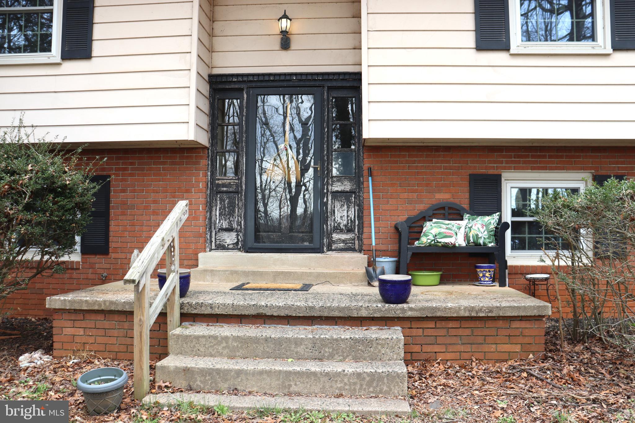 9305 Lees Ridge Road Warrenton, VA 20186 - Photo 3 of 40 Front porch