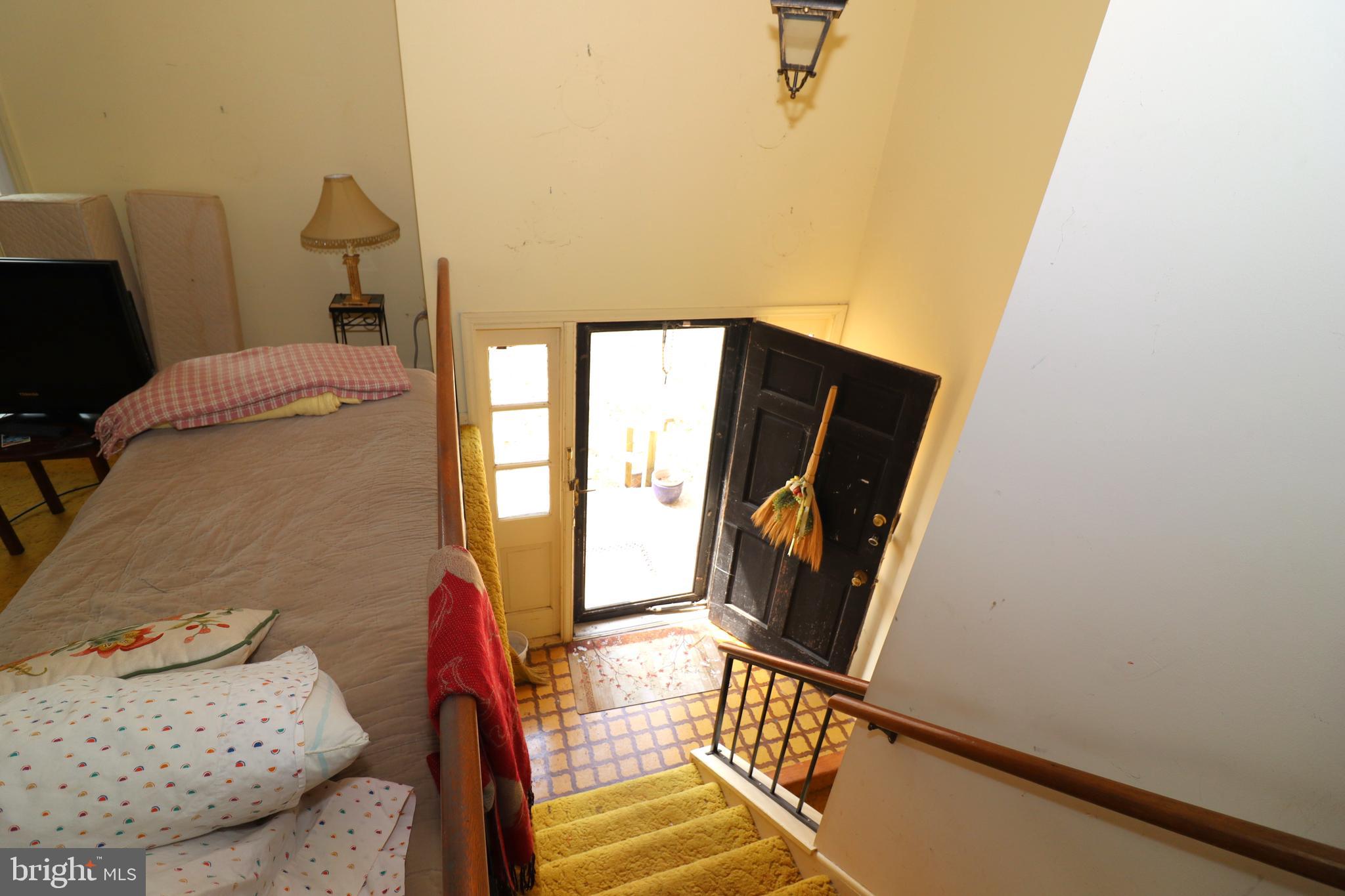 9305 Lees Ridge Road Warrenton, VA 20186 - Photo 4 of 40 Entry foyer