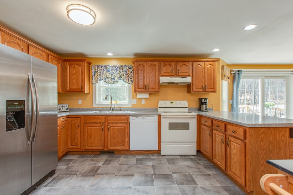 98 Middle Road Deerfield, NH 03037 - Photo 7 of 40
